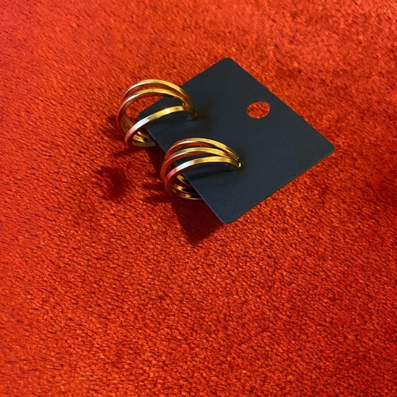 🌷$2 Bundle Add-on ~ Gold Tone 3 Three Layer Hoop Earrings - Picture 5 of 6